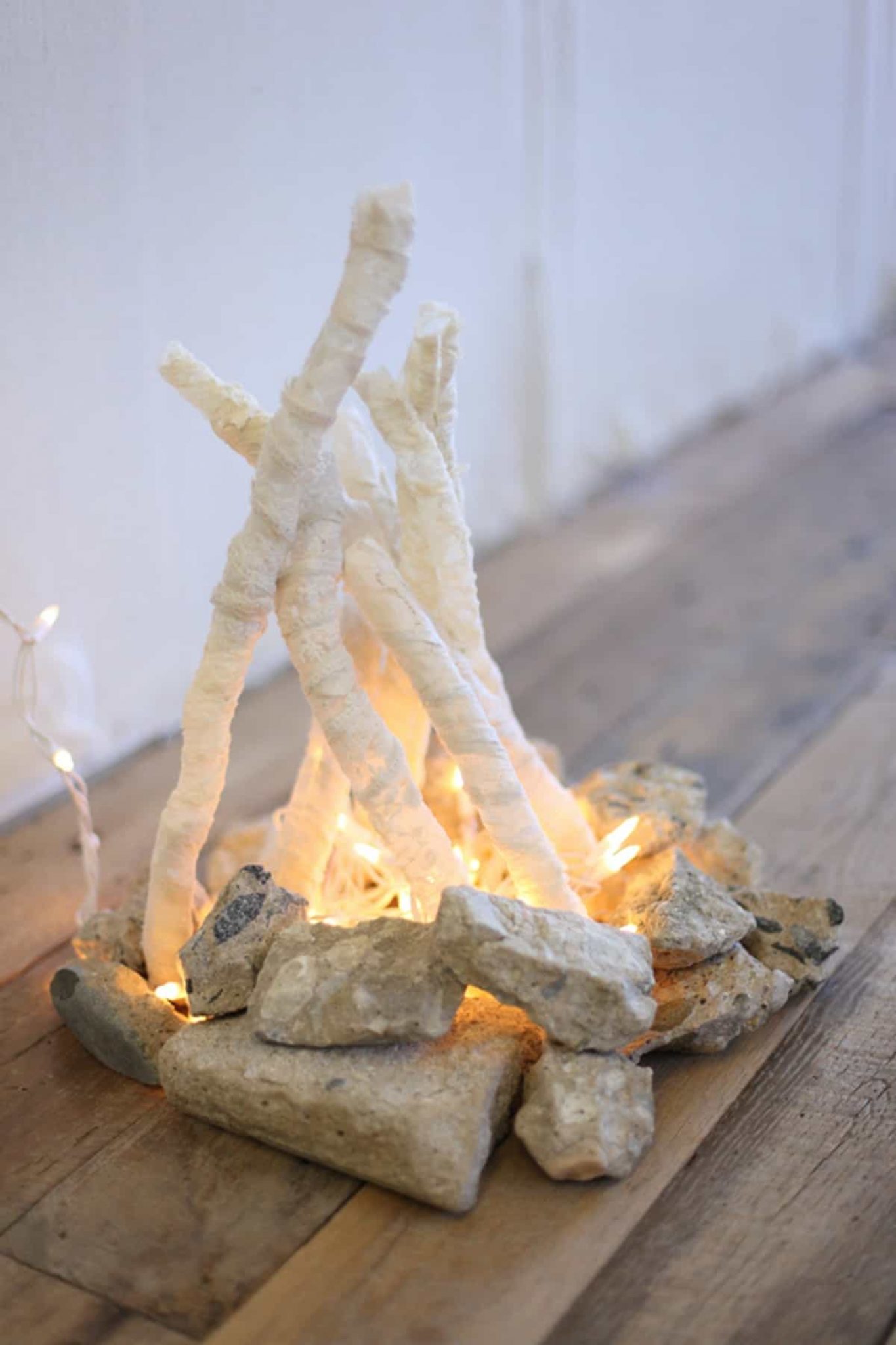 Как сделать fire. Декоративный огонь для камина. Искусственные дрова для камина. Декоративные поленья для камина. Искусственный огонь.